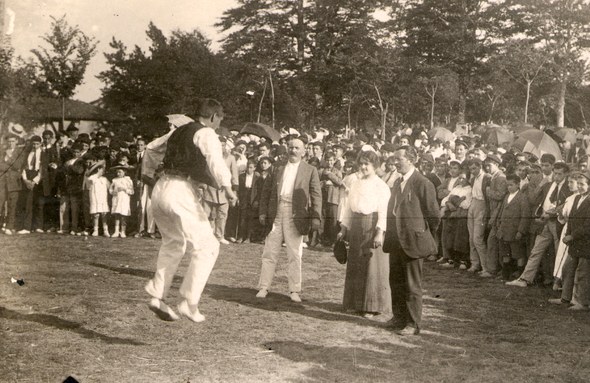 Aurreskua Arraten XX. mende hasieran - Emakumeari dantzan