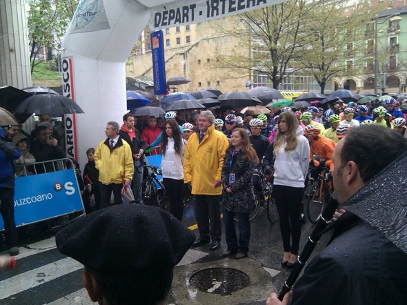 Aurreskua EHko Itzulia irteera agintariak, antolatzaileak, ziklistak