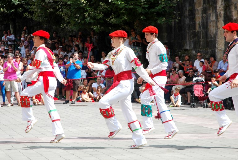 Bera: San Esteban 2014 bordon-dantza 01