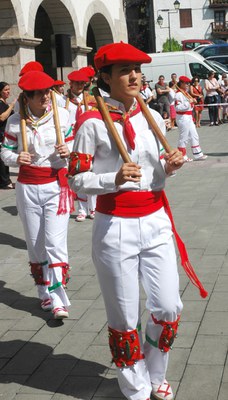 Bera: San Esteban 2014 makil-dantzak 01 Bera, San Esteban, 2014-08-03. Argazkia: Oier Araolaza / dantzan - CC BY-SA