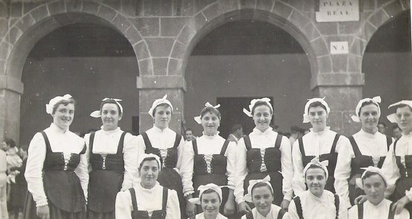 Berastegiko dantzariak, 1950eko hamarkada. Berastegiko dantzariak, 1950eko hamarkada.