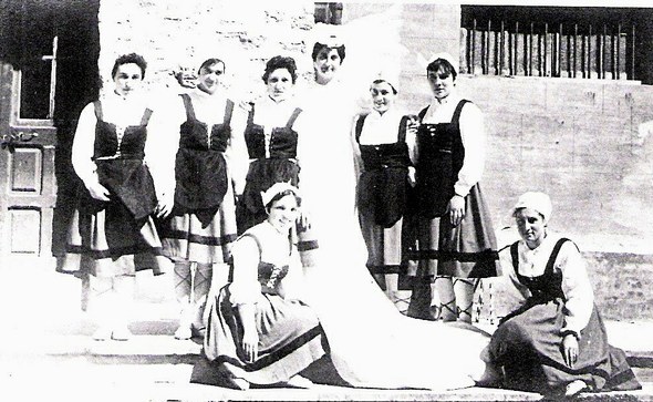 Berastegiko dantzariak, Kakoneko atarian Pilar Barrenetxea dantza irakaslearen ezkontza egunean. Berastegiko dantzariak, Kakoneko atarian Pilar Barrenetxea dantza irakaslearen ezkontza egunean.