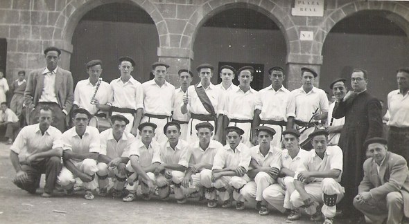 Berastegiko Danzas Ipiliño taldea, 1950eko hamarkada. Berastegiko Danzas Ipiliño taldea, 1950eko hamarkada.