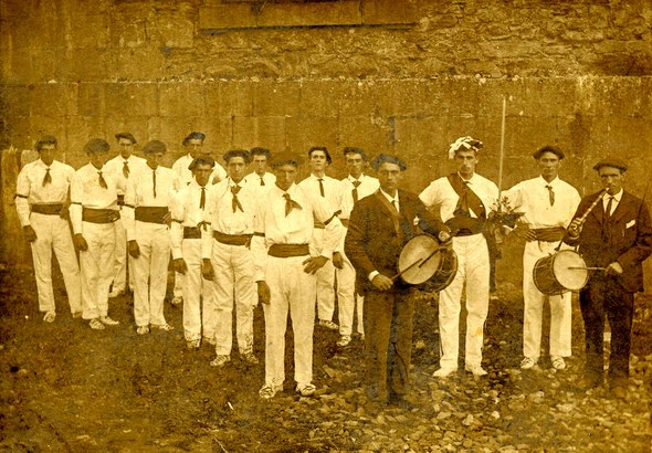 Berastegiko San Juan dantzariak, amerikanoaren ongietorrian, 1906. Berastegiko San Juan dantzariak, amerikanoaren ongietorrian, 1906.