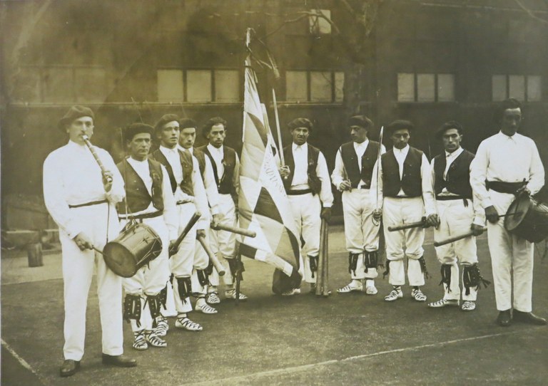 Berrizko dantzariak Ingalaterran Berrizko dantzariak Ingalaterran