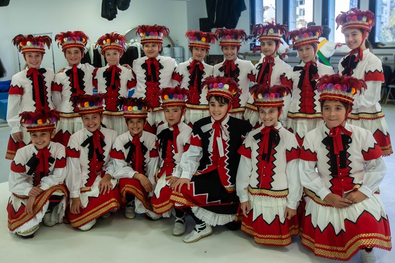 Biarritz ezpata-dantza 2018 Kezka taldea arku-dantzariak jantzita