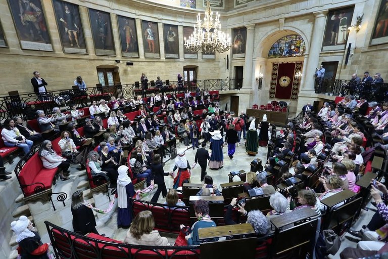 Bizkaiko emakume hautetsiak aurreskuan