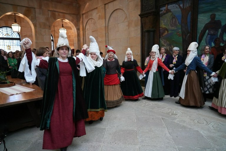 Bizkaiko emakume hautetsiak aurreskuan