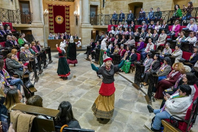 Bizkaiko emakume hautetsiak aurreskuan