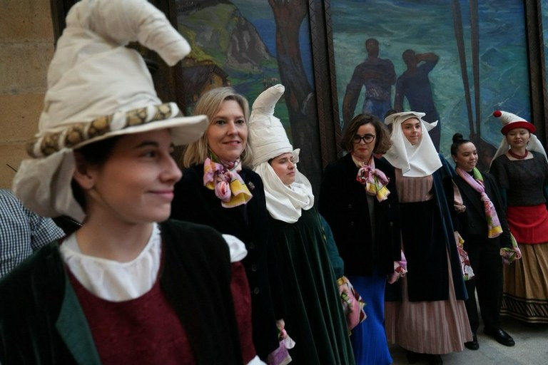 Bizkaiko emakume hautetsiak aurreskuan