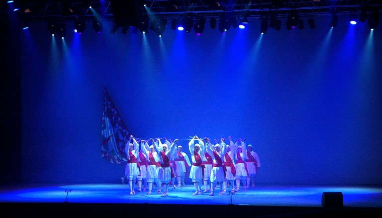 Confolens Jaialdia-Argia-2014_9564 2014ko Confolens Jaialdia. Argia, Maritzuli, Arkaitz, Haritz, Gure-Kai, Duguna, Urki eta Kezka. 2014-08-12/13.Oier Araolaza / Dantzan CC BY-SA