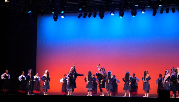 Confolens Jaialdia-Argia-2014_9797 2014ko Confolens Jaialdia. Argia, Maritzuli, Arkaitz, Haritz, Gure-Kai, Duguna, Urki eta Kezka. 2014-08-12/13.Oier Araolaza / Dantzan CC BY-SA