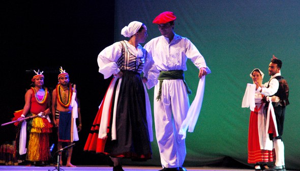 2014ko Confolens Jaialdia. Argia, Maritzuli, Arkaitz, Haritz, Gure-Kai, Duguna, Urki eta Kezka. 2014-08-12/13.Oier Araolaza / Dantzan CC BY-SA