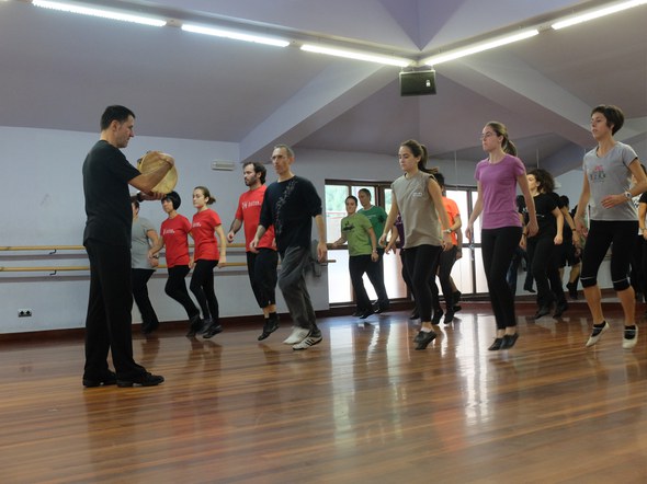 Dantzan Ikasi: dantzan irakasteko baliabideak 04