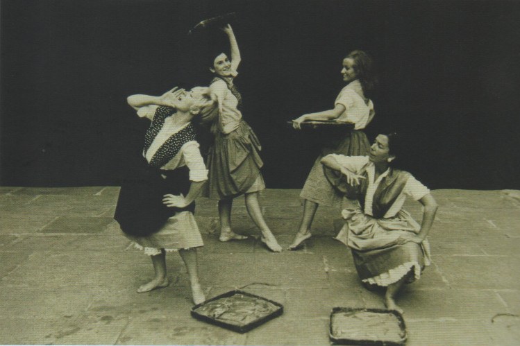 Dantzan lurreratu ziren Olaetako dantzariak Ameriketatik bueltan Dantzan lurreratu ziren Olaetako dantzariak Ameriketatik bueltan