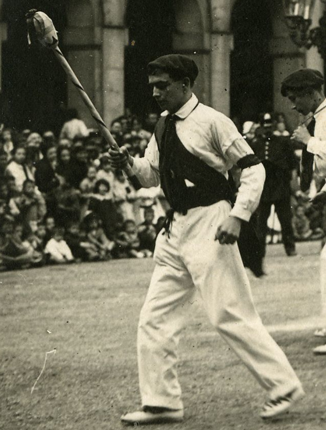 Dantzaria buruzagi-makilarekin 