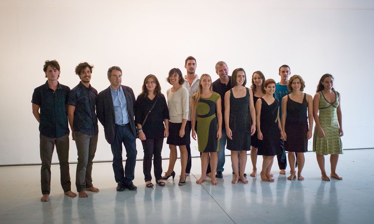 Dantzaz prentsaurrekoa Dantzaz elkartearen jardunaldi berriaren aurkezpena Artelekun. Eusko Jaurlaritzaren Kultura Saileko Kultura Sustatzeko Zuzendaria, Mikel Toral; Gipuzkoako Foru Aldundiaren Kultur Zuzendaria, Garazi Lopez de Etxezarreta; Dantzaz-en zuzendari nagusi Fernando Sáenz de Ugarterekin; eta Dantzaz konpainiako dantzariak ageri dira argazkian. Argazkia: Jose Usoz.