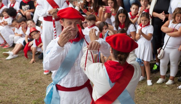 Deba San Roke 2013 buruzagiak xingolak jartzen
