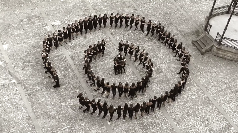 Ehun alargunen dantza 