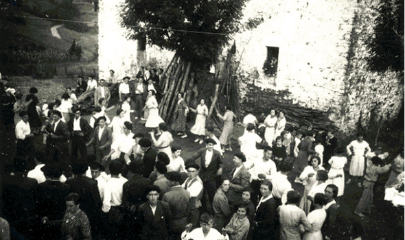 Elduako plazan dantzan