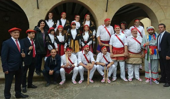 Eltziegoko Valduengo makil-dantza taldeko argazkia 