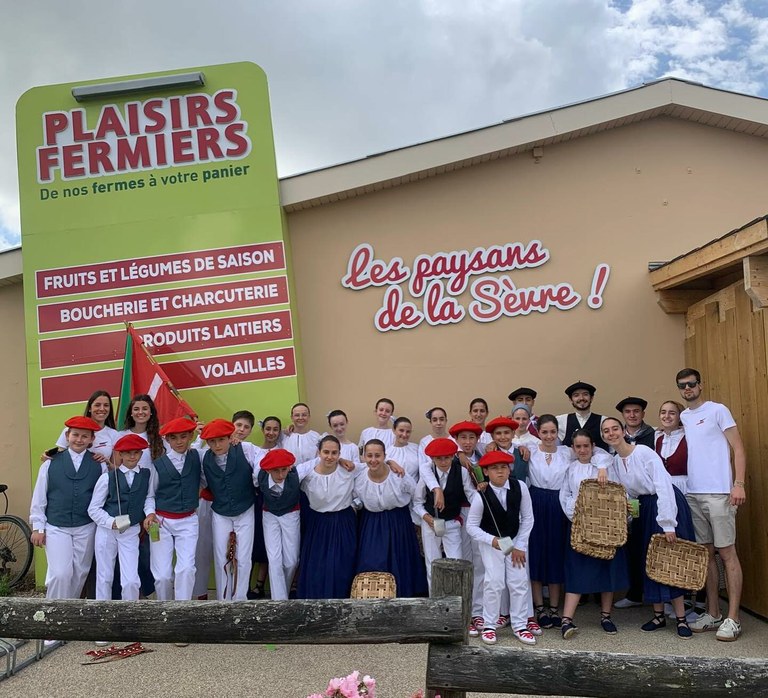 Eraiki dantza taldea