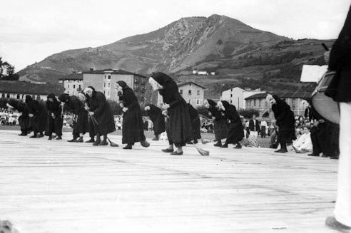 Sorgin-dantza Tolosan, 1942. Argazkia: Jesus Elosegui - GureGipuzkoa CC BY-SA Sorgin-dantza Tolosan, 1942. Argazkia: Jesus Elosegui - GureGipuzkoa CC BY-SA