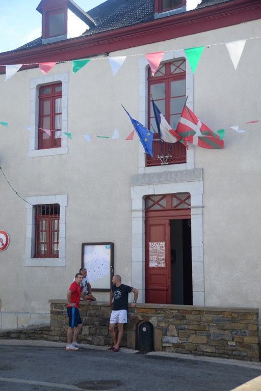 Eskiulako udaletxea eta herria festen egunetan Eskiulako udaletxea eta herria festen egunetan