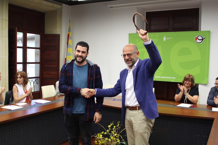 Eskoriatza alkatea zumarekin