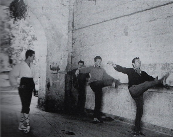 Etorki taldearen dantza errepetizioa Launey-ko gazteluan (Loira eskualdea). Filipe Oihanburu gidari. Barran, J.-L. Aranguren, Daniel Darrouzes eta Fito Ziordia