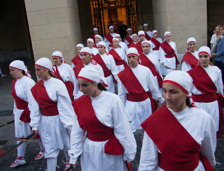 Nestor Basterretxeari Gipuzkoako Foru Aldundiak emandako urrezko dominaren ekitaldian egindako ezpata-dantza. Donostia, 2013-09-26. Argazkia: Iñaki Zugasti - dantzan.com / CC-BY-SA
