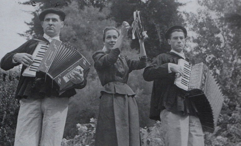 Felipe Oihanburu tocando la trikitixa junto a Arostegi y Maite Oihanburu.