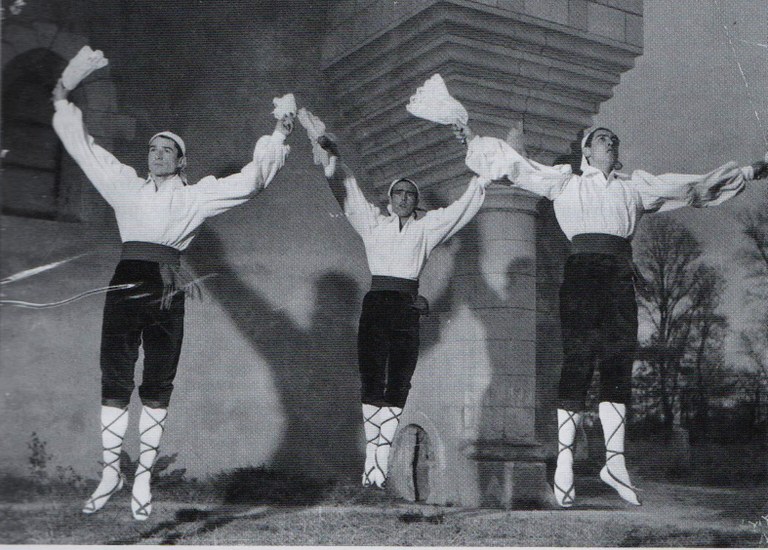 Felipe Oihanburu, Yurre and Urrutikoetxea dance in the castle of Loire.
