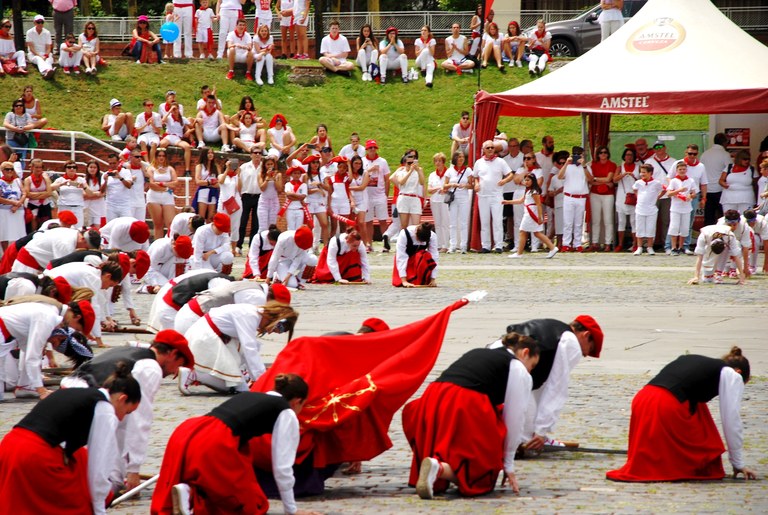 Foruen plazan uztailaren 6ko dantza ekitaldia