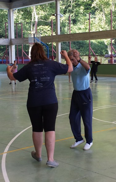 Gaztemundu 2014 Durangaldeko dantzari-dantza 02 Kepa Artetxe Gaztemunduko ikasle batekin jota eta porrua dantzatzen