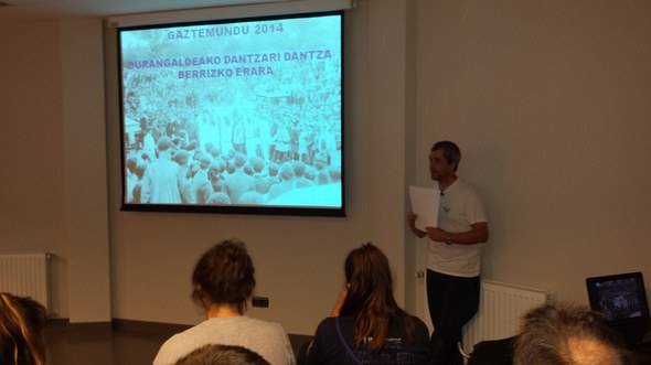 Gaztemundu 2014 Durangaldeko dantzari-dantza 04 Mikel Goitia Durangaldeko dantzari-dantza Berrizko erararen inguruko hitzaldia ematen