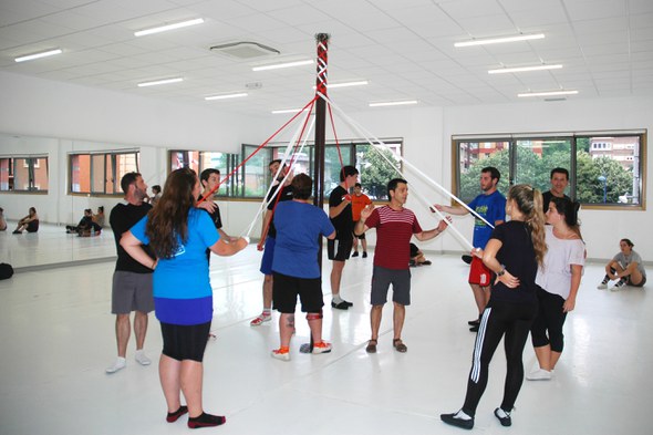 Laya elkarteko Iñigo Castellano eta Patxi Laborda-rekin dantza ikastaroa Dantzagunean, Gaztemundu eta Dantzan Ikasi programaren baitan, 2014-07-18.