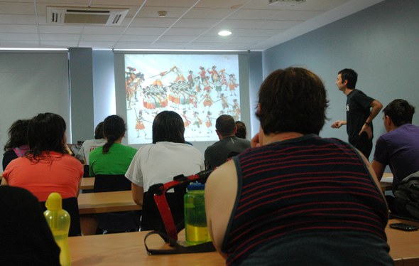 Gaztemundu 2014 ezpata-dantza hitzaldia Ezpata-dantzari buruzko hitzaldia Oier Araolazarekin Gaztemundu 2014 programan. 2014-07-14. Argazkia: Josu Garate.