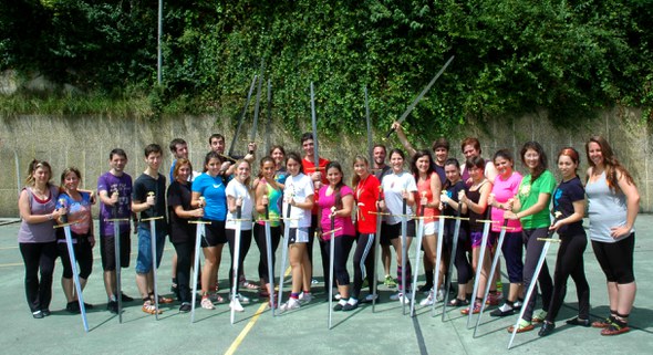 Gaztemundu 2014 Gipuzkoako ezpata-dantza 02 Gipuzkoako ezpata-dantza ikasten Gaztemundu 2014 programan. 2014-07-14.