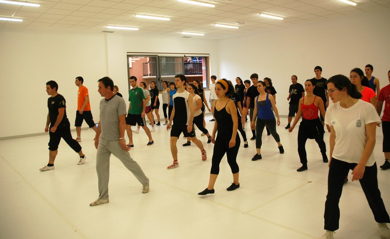 Gaztemundu 2014 Iparraldeko dantzen ikastaroa 001 Jon eta Claude Iruretagoienaren eskutik ikastaroa Dantzagunean, Gaztemundu eta Dantzan Ikasiko ikasleentzat, 2014-07-09. Argazkia: Oier Araolaza / dantzan.com CC-BY-SA