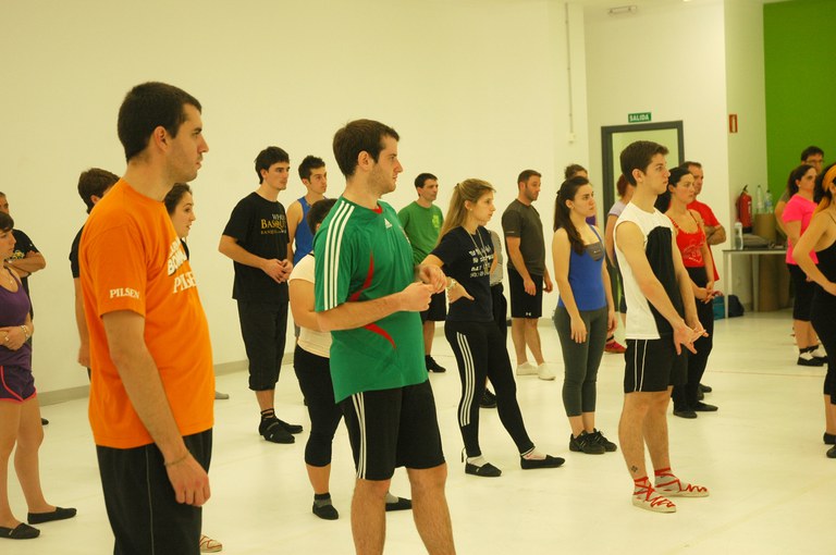 Gaztemundu 2014 Iparraldeko dantzen ikastaroa 002 Jon eta Claude Iruretagoienaren eskutik ikastaroa Dantzagunean, Gaztemundu eta Dantzan Ikasiko ikasleentzat, 2014-07-09. Argazkia: Oier Araolaza / dantzan.com CC-BY-SA