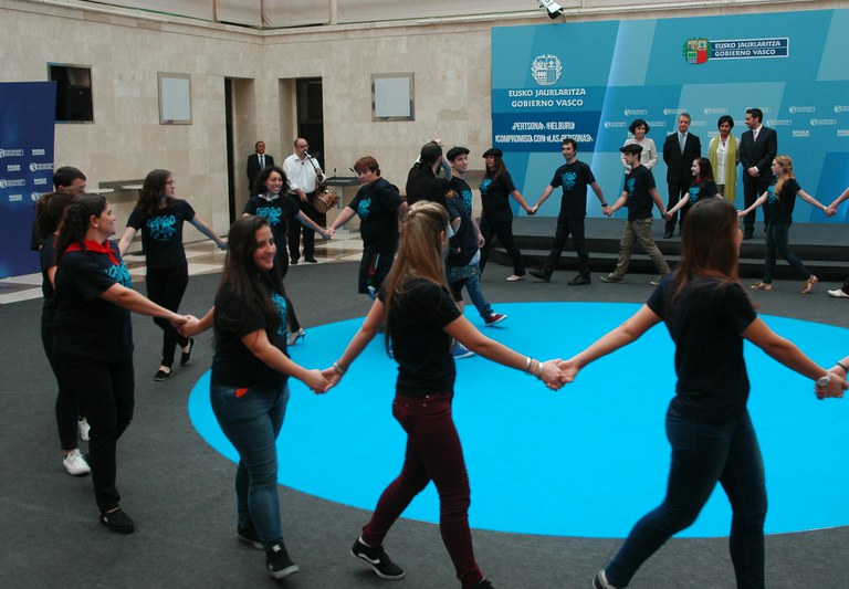 Gaztemundu 2014 soka-dantza lehendakaritzan Gaztemundu 2014 soka-dantza lehendakaritzan