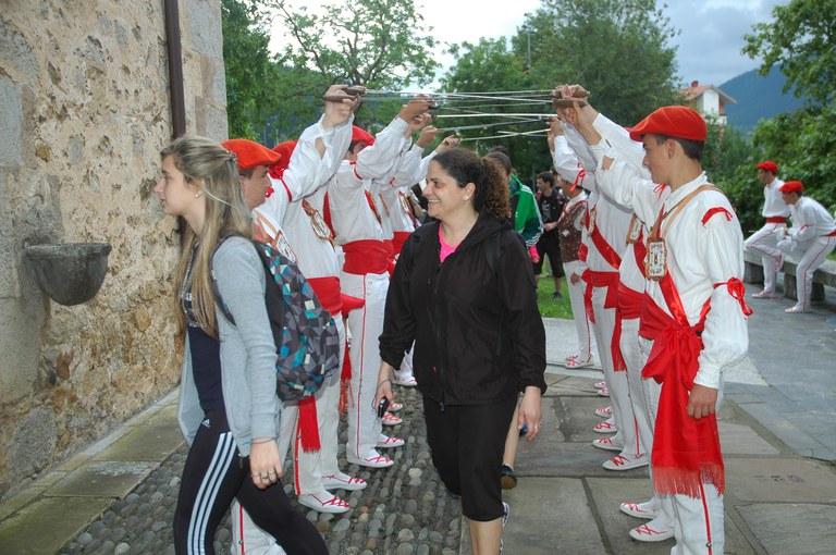 Gaztemundu 2014 Xemein 02 Gaztemundukoak Markina-Xemeinen, Zerutxu dantza taldekoekin. Argazkia: Oier Araolaza. 2014-07-12.