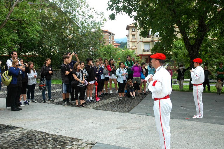 Gaztemundu 2014 Xemein 03 Gaztemundukoak Markina-Xemeinen, Zerutxu dantza taldekoekin. Argazkia: Oier Araolaza. 2014-07-12.