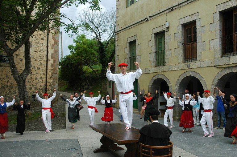 Gaztemundu 2014 Xemein 04 Gaztemundukoak Markina-Xemeinen, Zerutxu dantza taldekoekin, 2014-07-12. Argazkia: Oier Araolaza. CC-BY-SA
