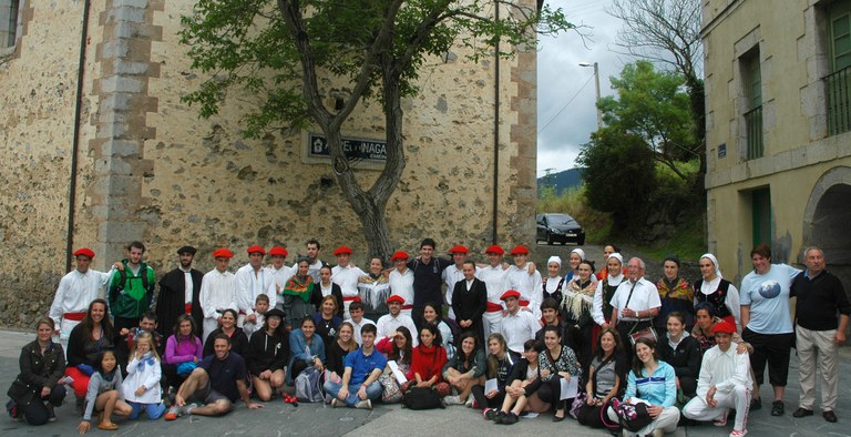 Gaztemundu 2014 Xemein 05 Gaztemundukoak Markina-Xemeinen, Zerutxu dantza taldekoekin. Argazkia: Oier Araolaza. 2014-07-12.