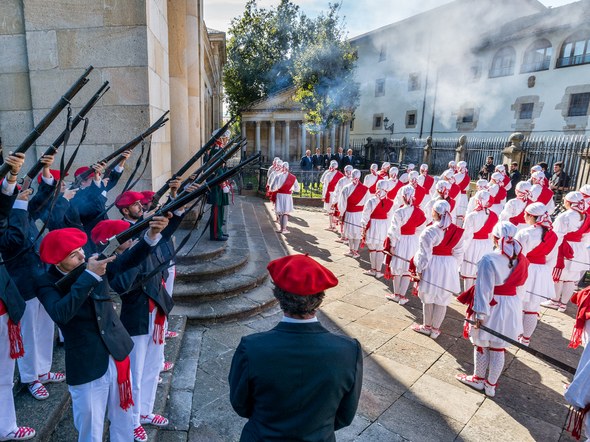 Gernika: Jaurlaritza 80 urte 2016 Ezpata-dantza salba