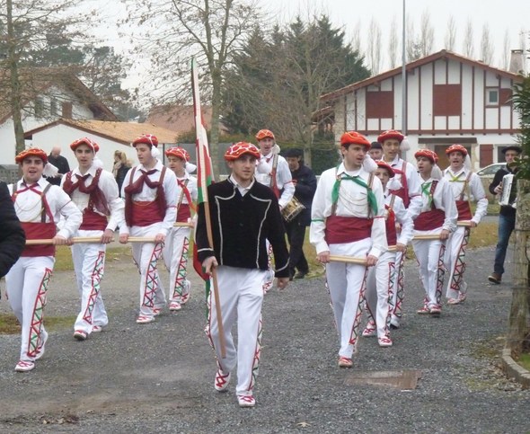 Hartzaro jaialdian kaskarotak Hartzaro jaialdian kaskarotak