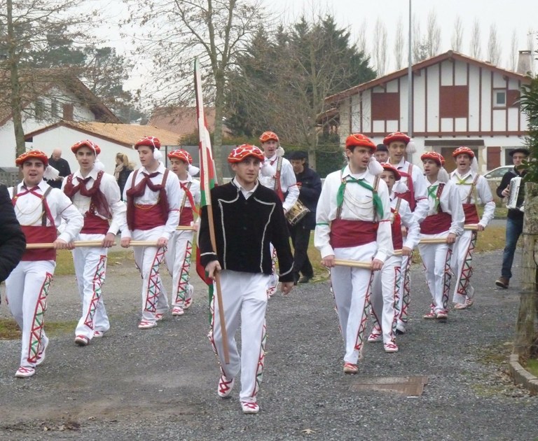 Hartzaro jaialdian kaskarotak