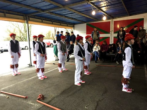 Iurreta dantzari dantza neskak 1 Iurreta dantzari dantza neskak 1